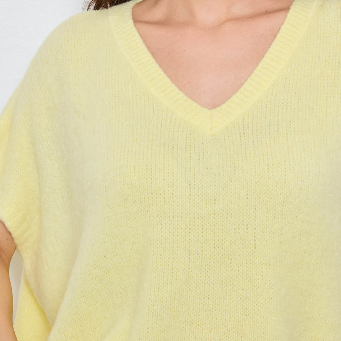 COL V OVERSIZED SANS MANCHES MILIE JAUNE POUSSIN