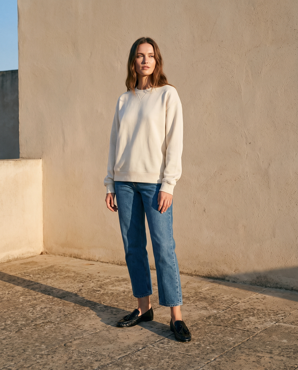 Mocassins ADELINE noirs portés avec un jean cropé sur une terrasse en pierre — A by André