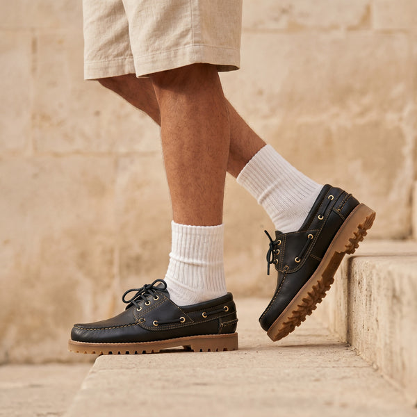 André chaussures bateau en cuir bleu marine avec coutures contrastantes et semelle crantée.