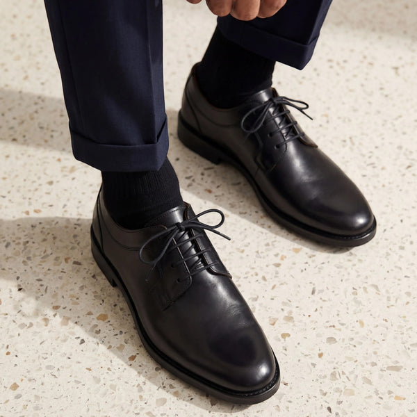 Chaussures derby noires en cuir lisse André pour homme, lacets, semelle robuste, idéales pour un look formel.