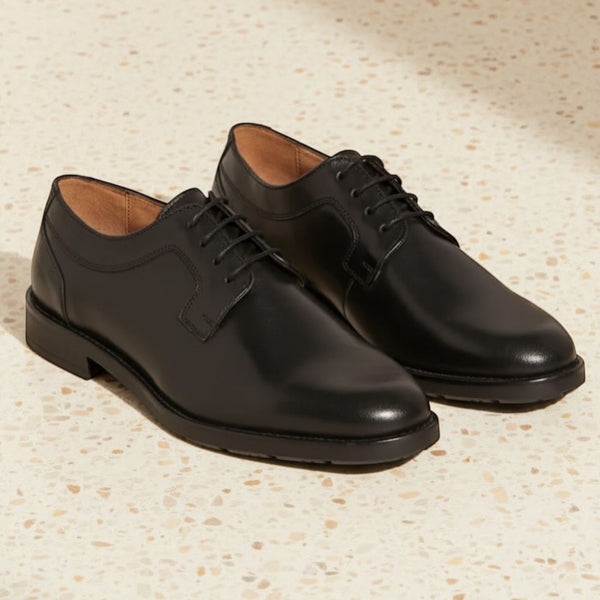 Chaussures derby noires en cuir lisse André, lacets, semelle robuste, idéales pour un look formel ou professionnel.