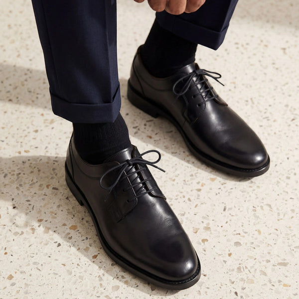 Chaussures derby noires en cuir lisse André pour homme, lacets, semelle robuste, idéales pour un look formel.