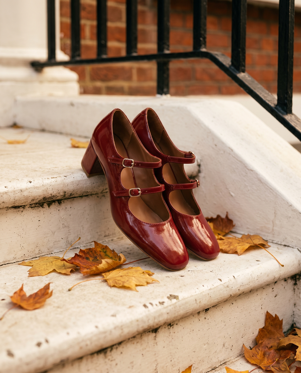 Escarpins DORIS bordeaux posés sur le perron d'une maison londonienne, feuilles d'automne