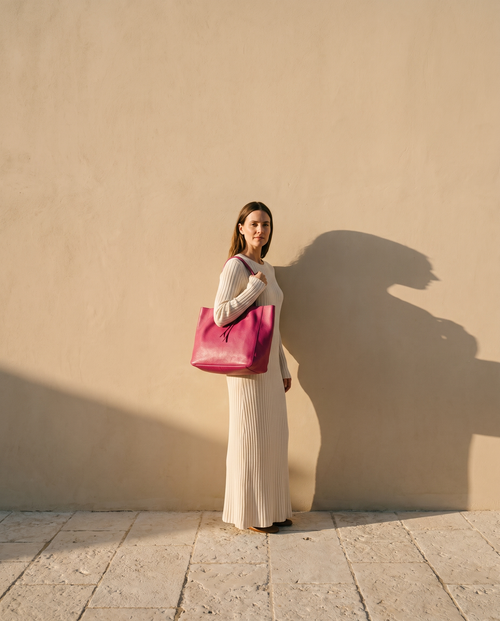 Sac HÉLOÏSE fuchsia Maison André porté à l'épaule