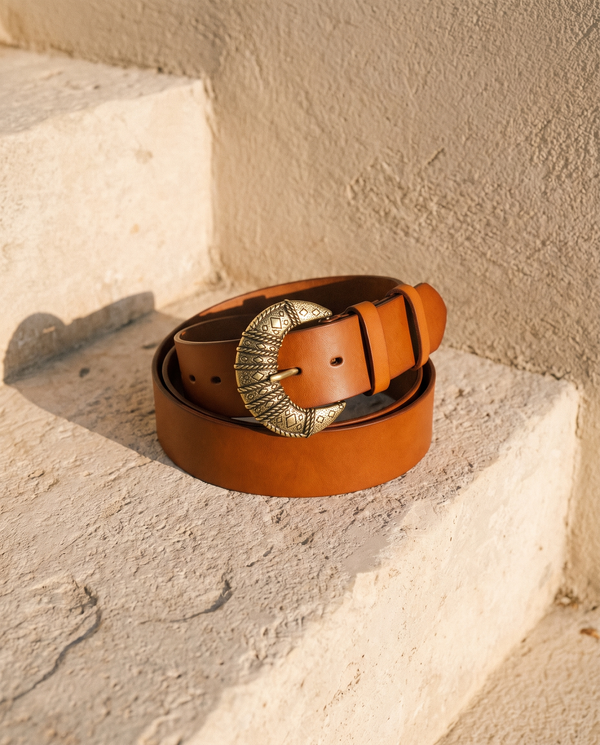 Ceinture LAURA camel à boucle western enroulée sur une marche en pierre — A by André