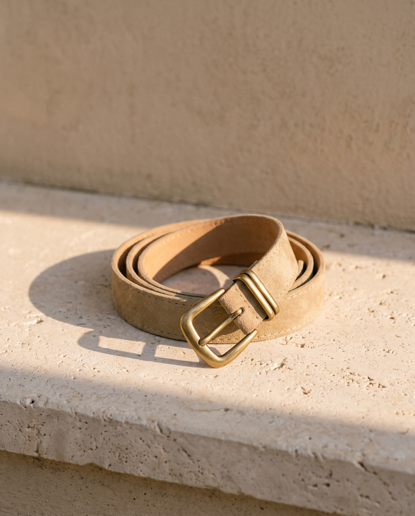 Ceinture LILOU beige à boucle western enroulée sur une marche en pierre — A by André