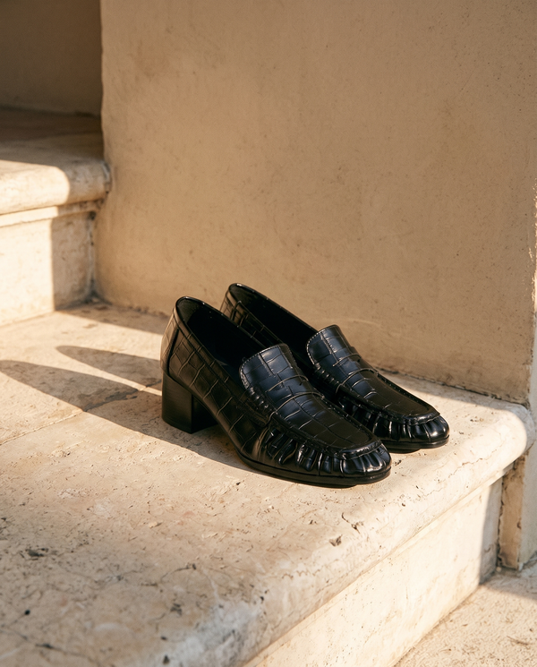 Paire de mocassins MARINE noirs posée sur une marche en pierre — A by André