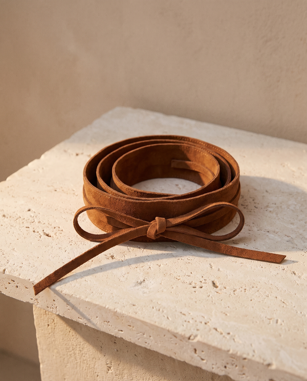 Ceinture SARAH camel à nœud enroulée sur une marche en pierre — A by André