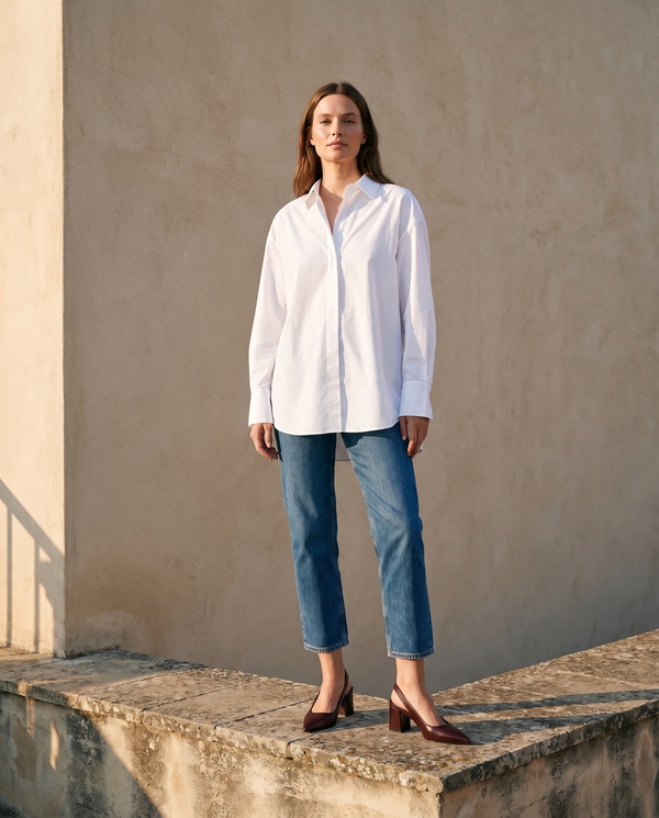 Slingbacks THAÏS bordeaux portés avec un jean cropé sur une terrasse en pierre — A by André