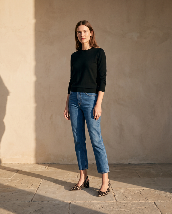 Slingbacks THAÏS imprimé léopard portés avec un jean cropé sur une terrasse en pierre — A by André