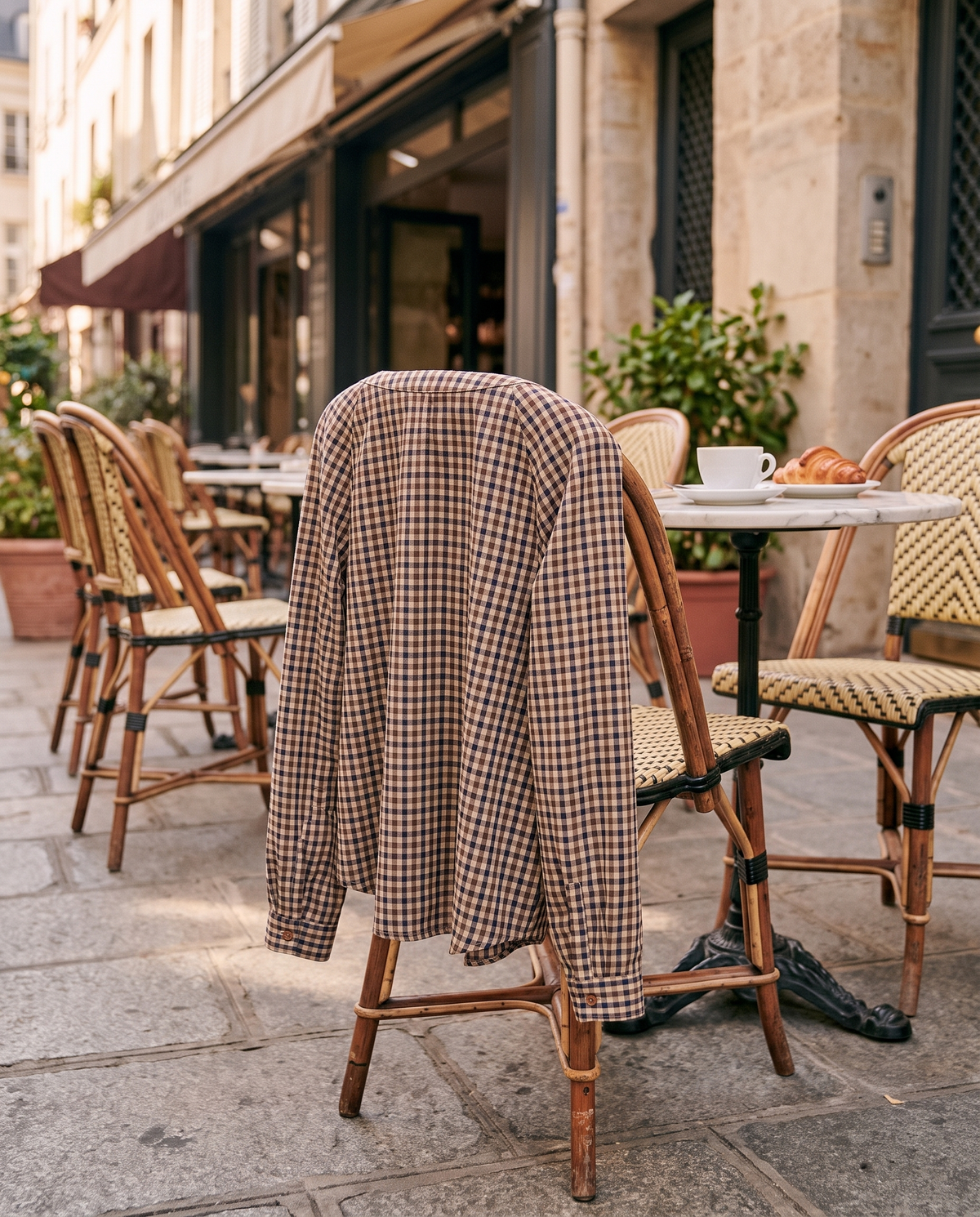 Chemise YOLANDE choco / marine posée sur une chaise de bistrot