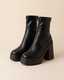 Boots ADIARATOU noires debout sur fond beige