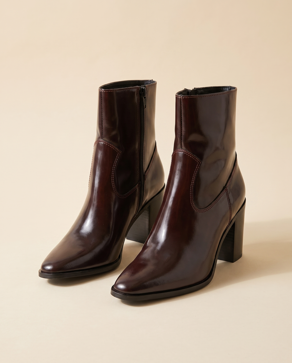 Boots AELLE bordeaux debout sur fond beige