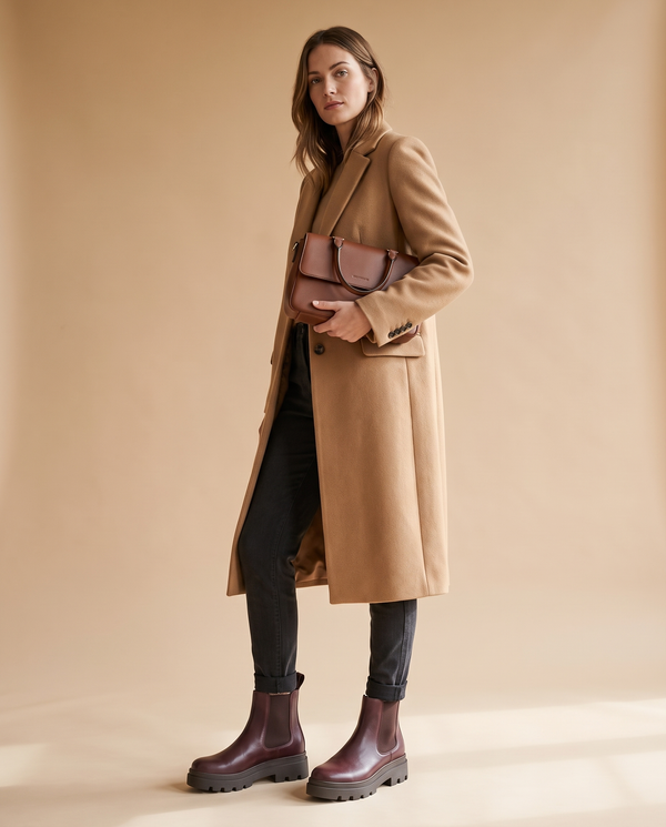 Boots ALCALINA bordeaux portées, silhouette complète