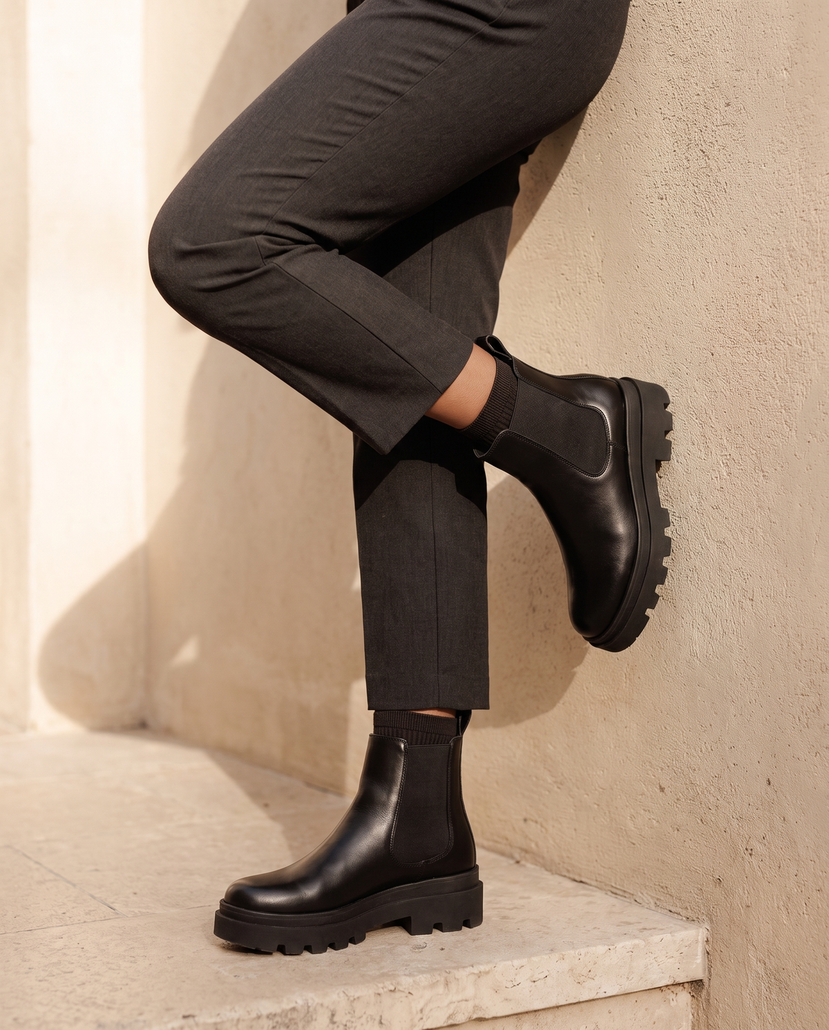 Boots ALCALINA noires portées, cadrage jambes