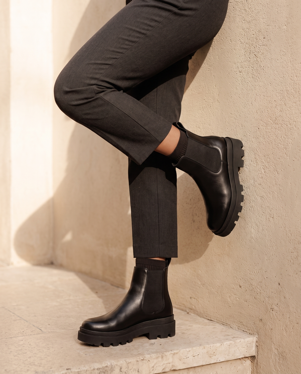 Boots ALCALINA noires portées, cadrage jambes