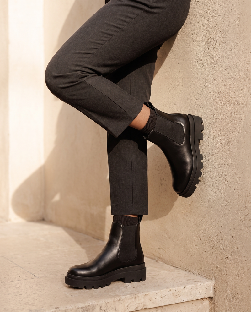 Boots ALCALINA noires portées, cadrage jambes