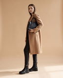 Boots ALCALINA noires portées, silhouette complète