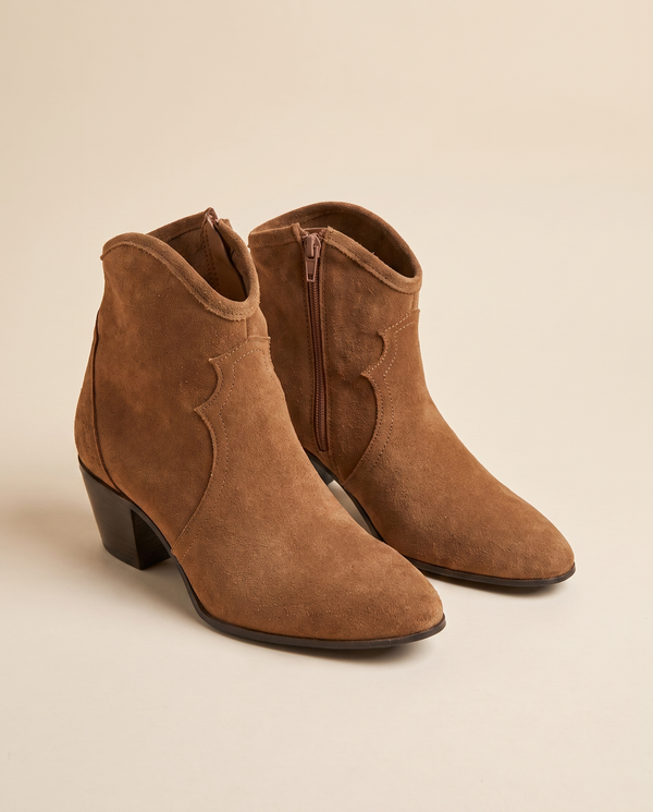 Boots ALIENA taupe suède debout sur fond beige
