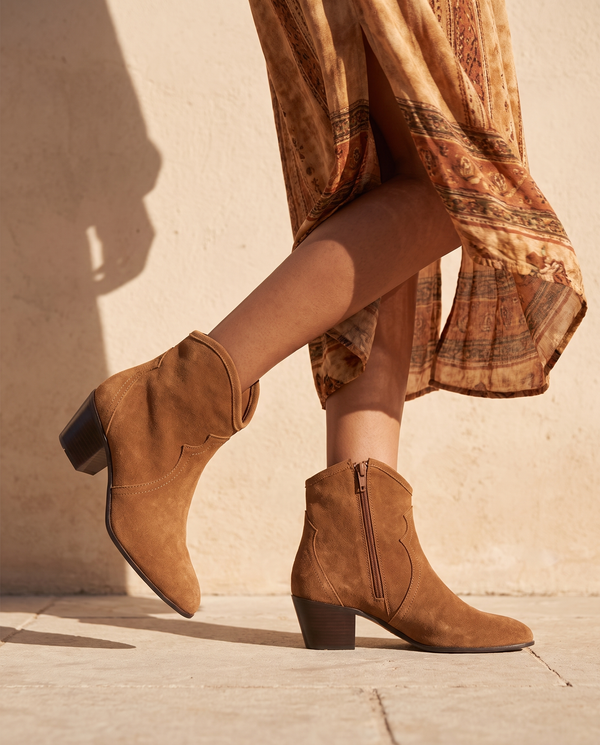 Boots ALIENA taupe suède portées, cadrage jambes