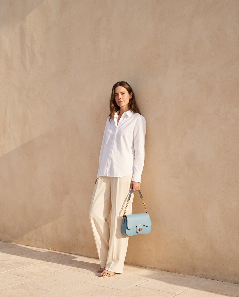 Sac ALMA bleu azur Maison André porté