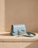 Sac ALMA bleu azur Maison André sur une marche en pierre