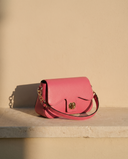 Sac ALMA fuchsia Maison André sur une marche en pierre