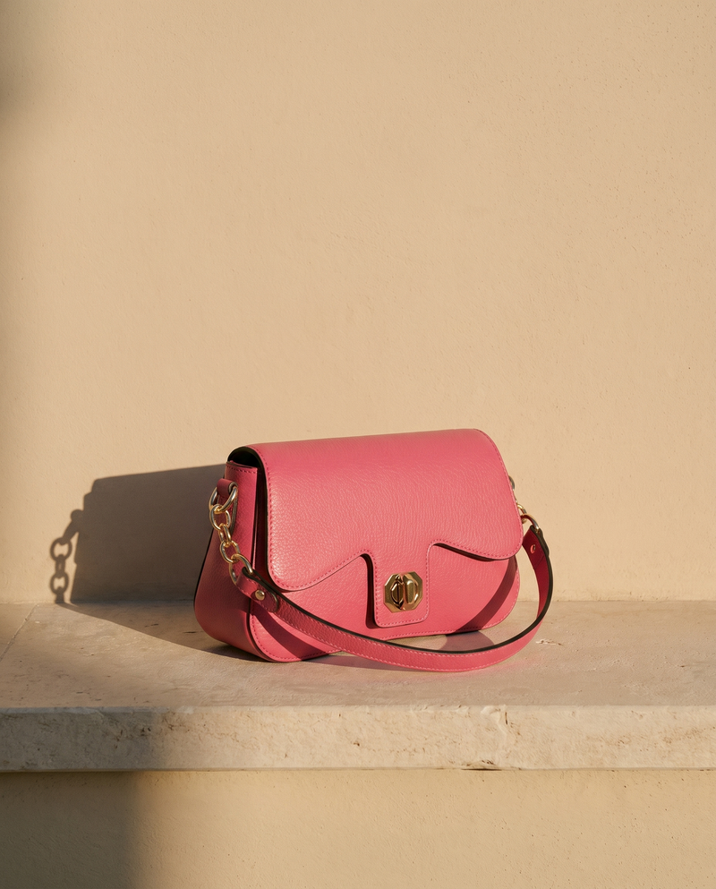 Sac ALMA fuchsia Maison André sur une marche en pierre