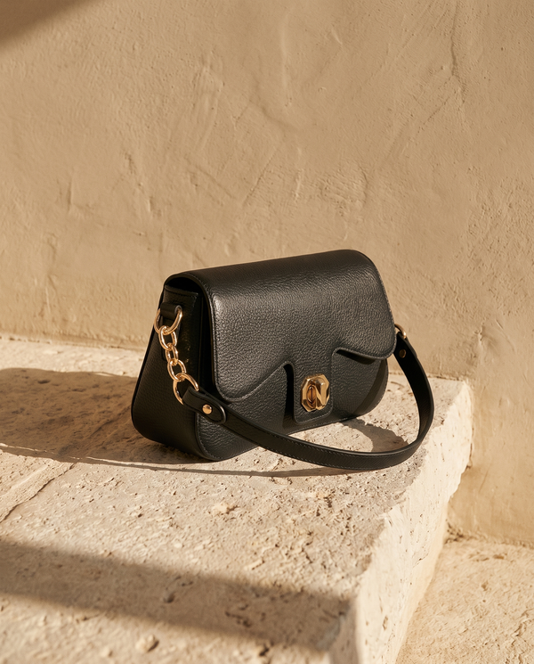 Sac ALMA noir Maison André sur une marche en pierre