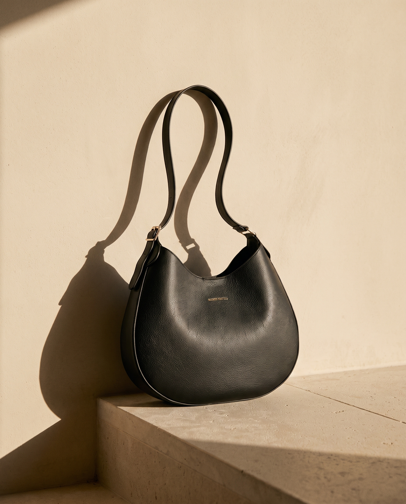 Sac ALMA noir Maison André sur une marche en pierre