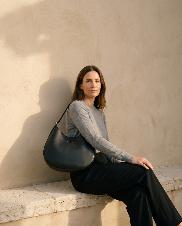 Sac ALMA noir Maison André porté