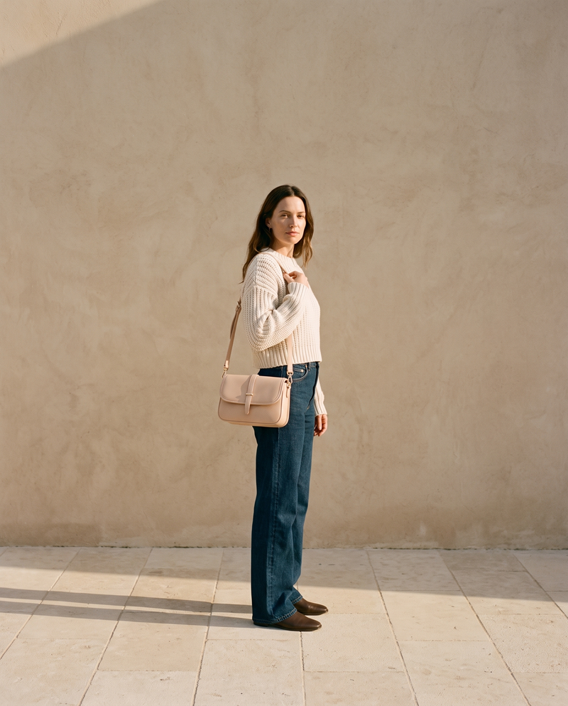 Sac AMALFI nude Maison André porté à l'épaule