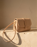 Sac AMALFI nude Maison André sur une marche en pierre