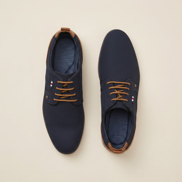André chaussures homme bleu marine en matière synthétique effet textile avec lacets marron et empiècement camel.