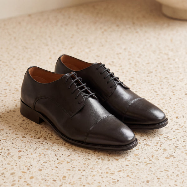 Derby SIMON noir en cuir lisse par André, bout rond, talon de 3 cm, pour un style habillé ou chic-décontracté.