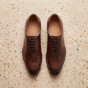 Chaussures richelieu André OLIVER Cognac en cuir lisse, élégantes et intemporelles pour homme.