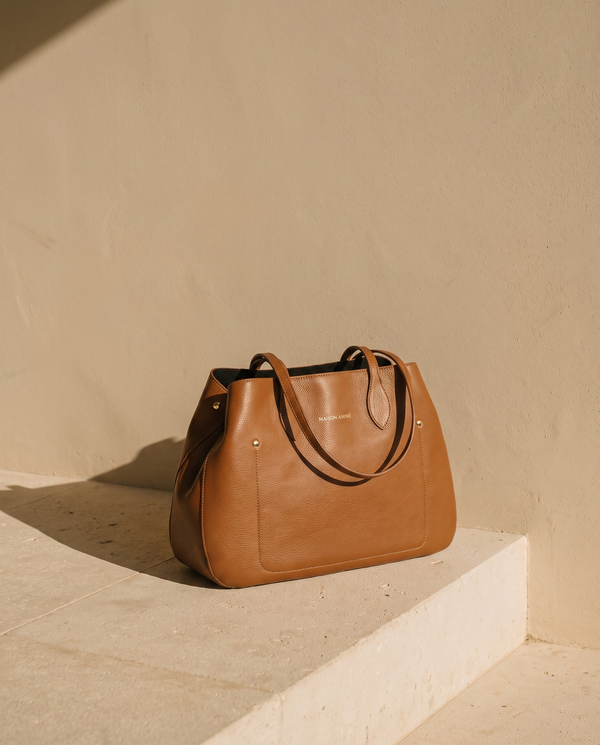 Sac AUTEUIL cognac Maison André posé sur une marche en pierre
