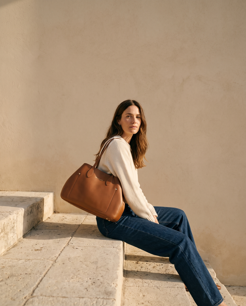 Sac AUTEUIL cognac Maison André porté à l'épaule