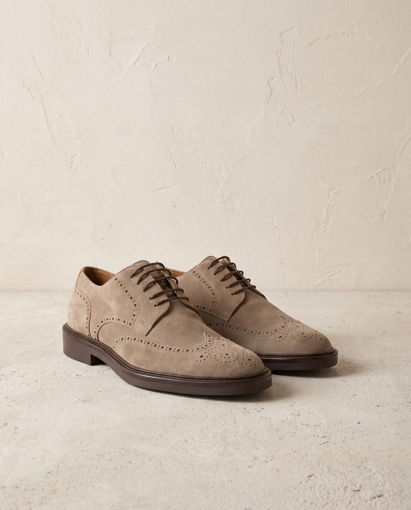Derby AVENTIN beige posé sur sol béton clair, mur enduit crème