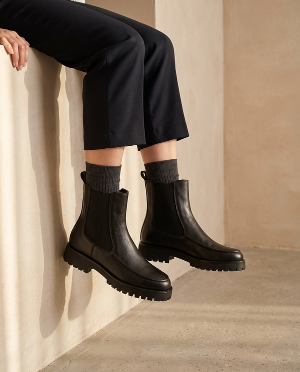 Boots AZERTY noires portées, cadrage jambes