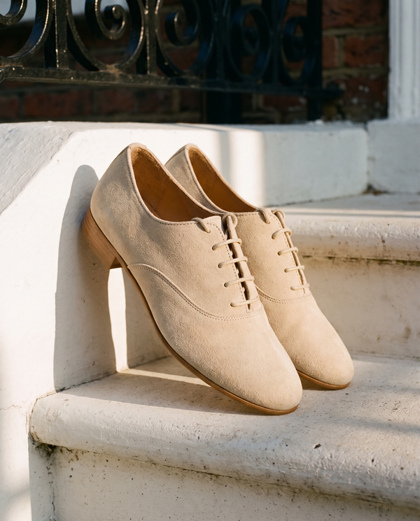Derby AZUL beige posé sur le perron d'une maison londonienne