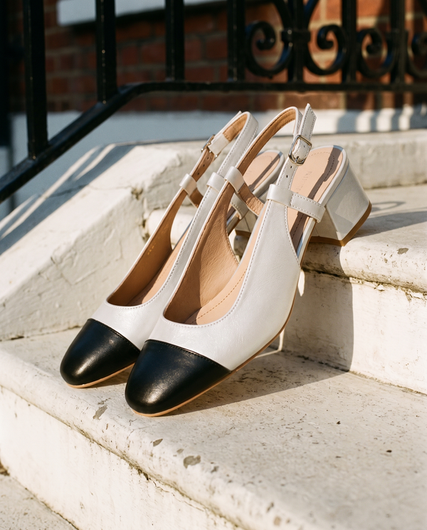 Slingback BRUNIE argentée posée sur le perron d'une maison londonienne