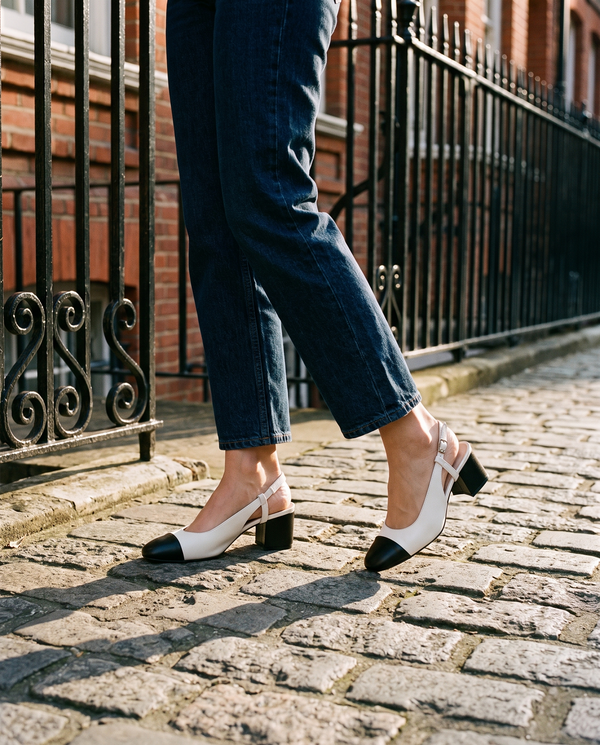 Slingback BRUNIE beige portée, gros plan, sur les pavés d'une rue londonienne