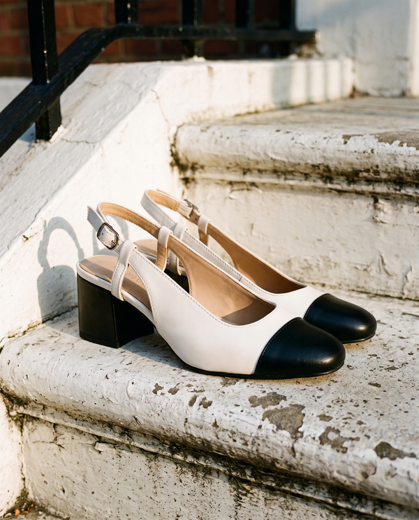 Slingback BRUNIE beige posée sur le perron d'une maison londonienne