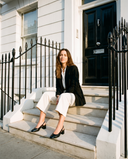 Slingback BRUNIE noire portée, femme assise sur le perron d'une maison londonienne