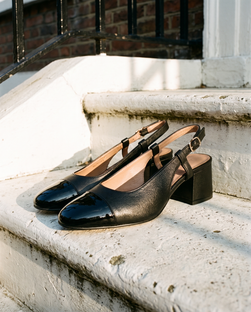 Slingback BRUNIE noire posée sur le perron d'une maison londonienne