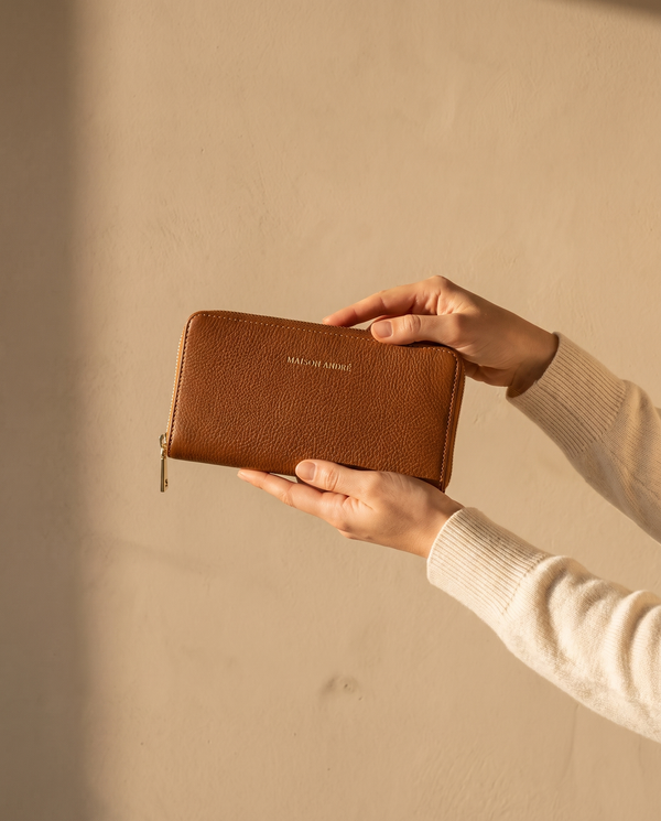 Portefeuille BUCI cognac Maison André tenu en main
