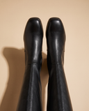 Paire de bottes CALIA noires vue du dessus sur fond beige — André