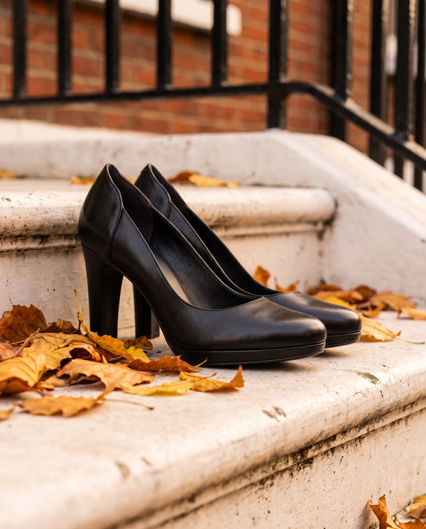Escarpins CALICE noirs posés sur le perron d'une maison londonienne, feuilles d'automne