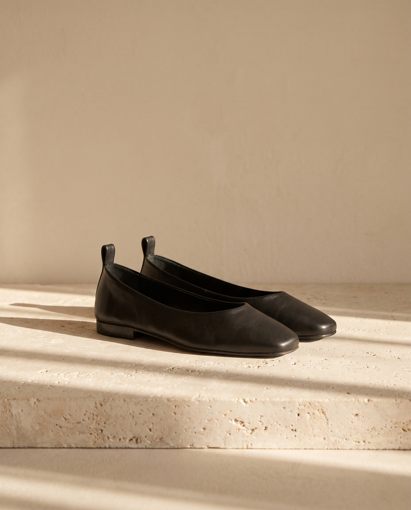 Ballerine Caliopa noir posée sur une marche en pierre